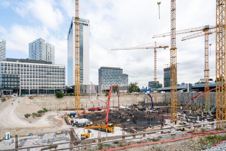 The thickest reinforcement bars are four centimetres in diameter, 12 meters long, and weigh 120 kilograms